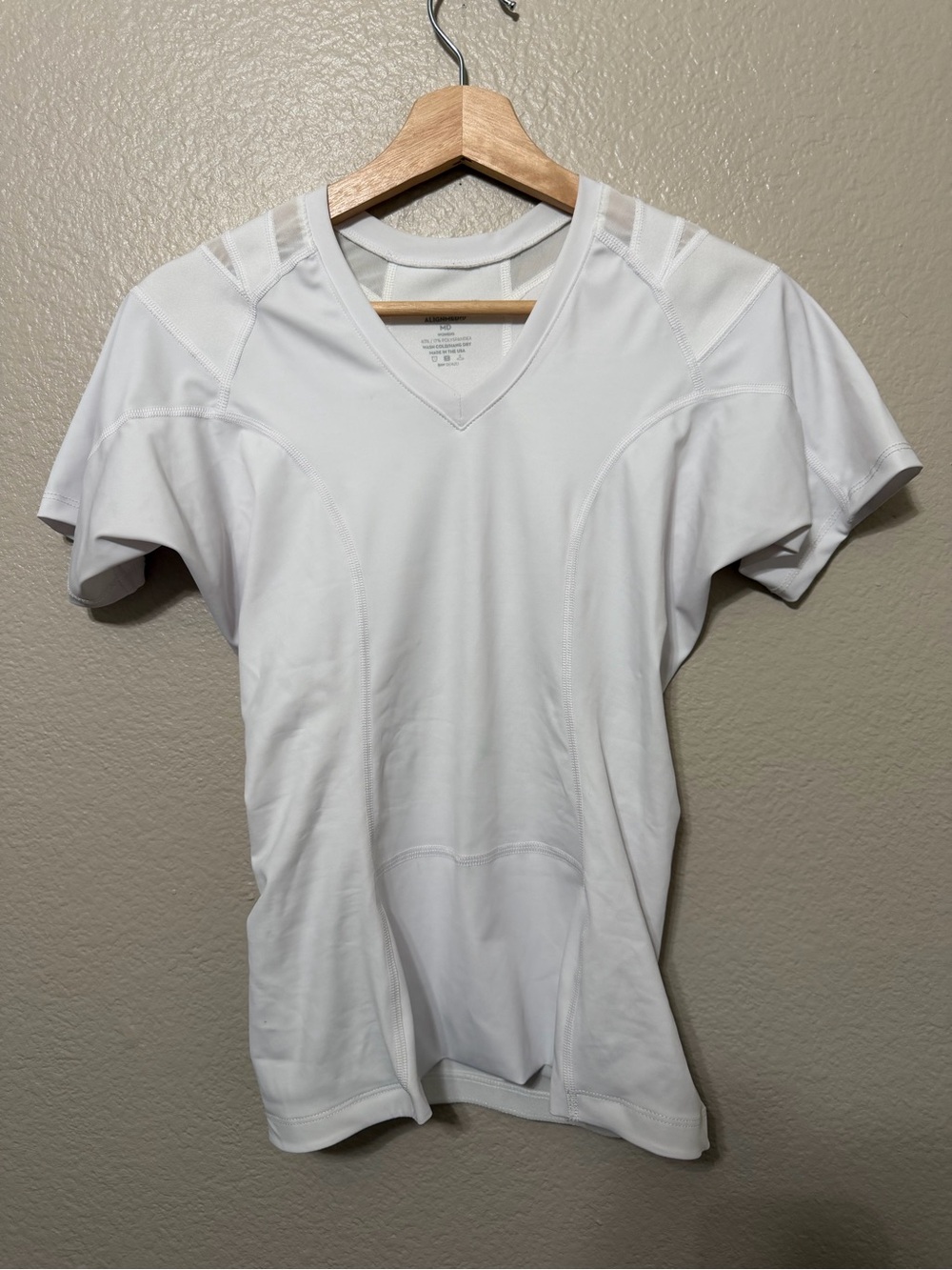 ALIGNMED Posture Shirt White V-Neck Stretch Breathable T-Shirt Womenβs M